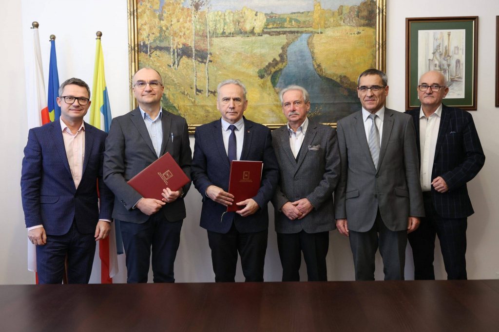 Schneider Electric i Politechnika Świętokrzyska skomercjalizują największą mikrosieć energetyczną w kraju